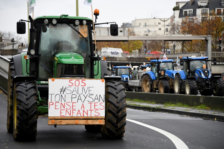 Manifestation d'agriculteurs sur le périphérique parisien le 27 novembre 2019