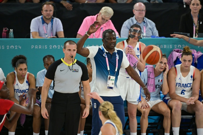 Jean-Aimé Toupane sur le banc de l'équipe de France le 11 août 2024 lors de la finale du tournoi olympique de basket France-USA (66-67)