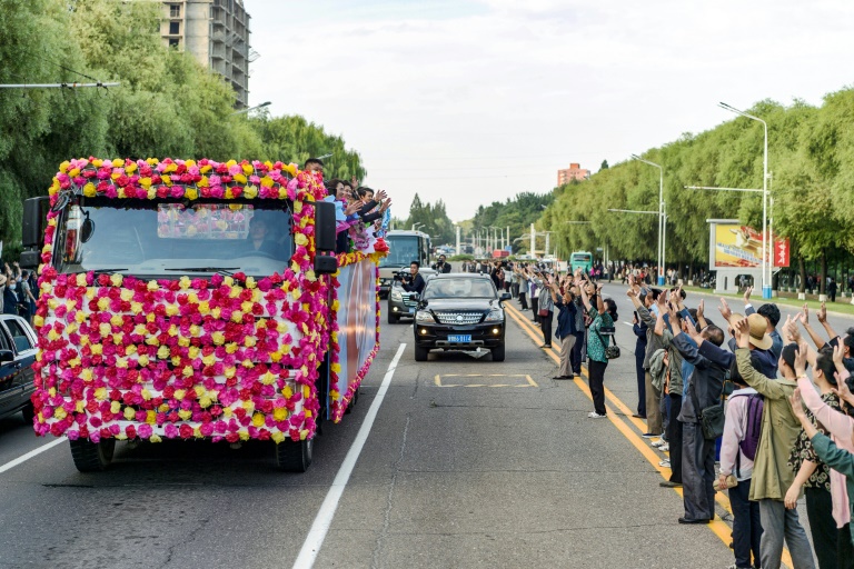 Les footballeuses de l'équipe U20 de Corée du Nord défilent dans Pyongyang après avoir gagné la Coupe du Monde, le 28 septembre 2024