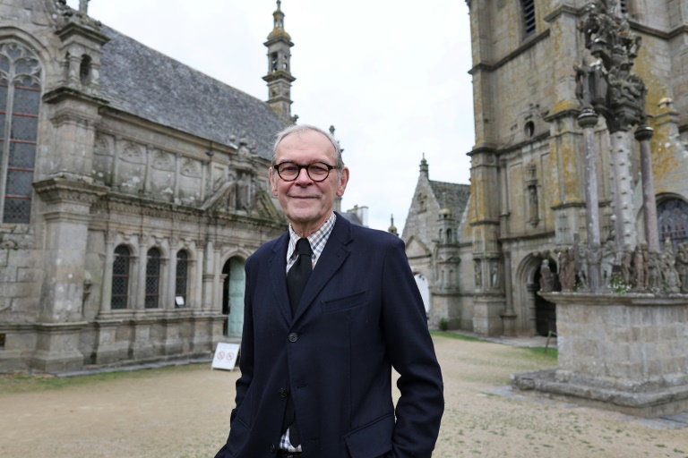 L'ancien ministre de la Culture Jean-Jacques Aillagon devant l'enclos paroissial de Saint-Thégonnec, dans le Finistère, le 26 août 2024