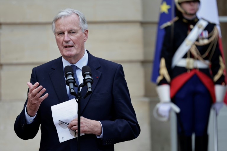 Le nouveau Premier ministre Michel Barnier lors de la passation de pouvoir à l'hôtel Matignon, le 5 septembre 2024 à Paris