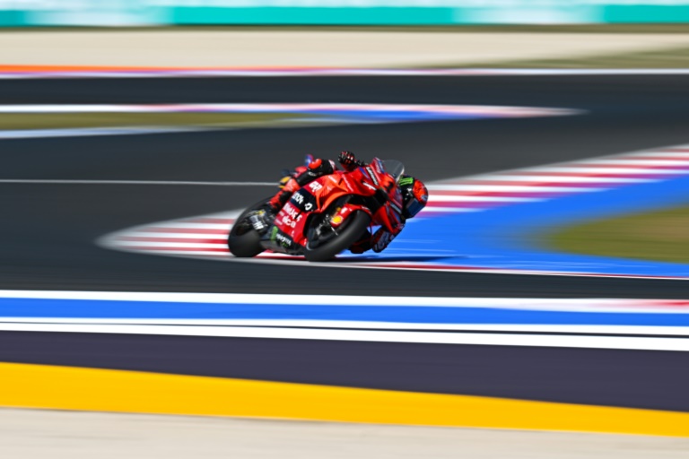 Le pilote italien Francesco Bagnaia au guidon de sa Ducati lors des essais du Grand-Prix de Saint-Marin sur le circuit de Misano le 6 septembre 2024.