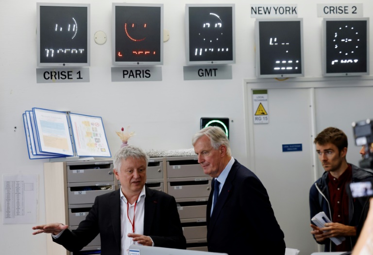 Le Premier ministre Michel Barnier (D) et le directeur du Samu 75 Frédéric Adnet (G) à l'hôpital Necker, le 7 septembre 2024 à Paris