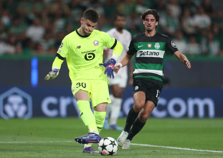 Lucas Chevalier, gardien de Lille, ici à la relance devant l'attaquant du Sporting Lisbonne Francisco Trincao lors de la première journée de Ligue des champions le 17 septembre 2024 à Lisbonne