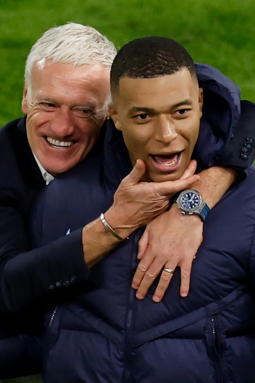 Le sélectionneur français Didier Deschamps et l'attaquant des Bleus Kylian Mbappé célèbrent leur victoire lors du quart de finale de l'Euro 2024 contre le Portugal, à Hambourg, le 5 juillet 2024