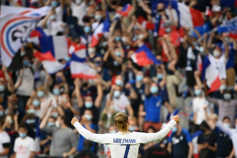 Le milieu de l'équipe de France Antoine Griezmann célèbre avec les supporters du Stade de France son but marqué contre la Bulgarie en amical le 8 juin 2021