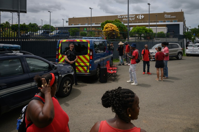 Des manifestants rassemblés devant un supermarché Carrefour de la commune du François, dans un contexte de crise de la vie chère, le 21 septembre 2024 en Martinique