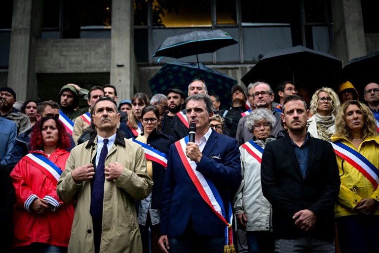 Le maire de Grenoble, Eric Piolle (c) et des élus rassemblés lors d'un hommage à l'employé municipal Lilian Dejean, le 9 septembre 2024 à Grenoble