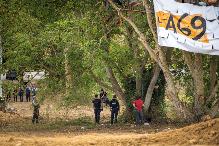 Des opposants à l'A69 près d'un arbre pendant une opération de gendarmerie, à Verfeil, en Haute-Garonne, le 25 septembre 2024