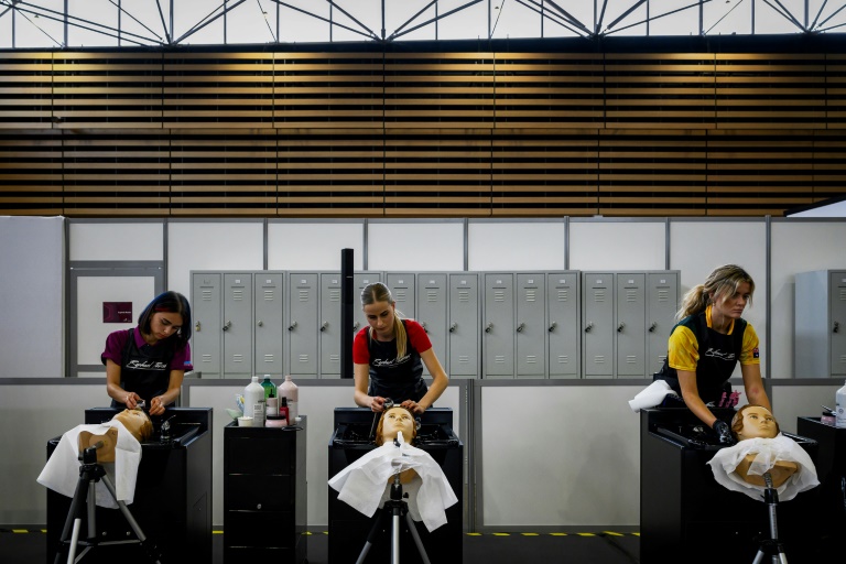 Des concurrentes participent à l'épreuve de coiffure du concours professionnel Worldskills 2024, au parc des expositions Eurexpo Lyon à Chassieu (Rhône), le 11 septembre 2024