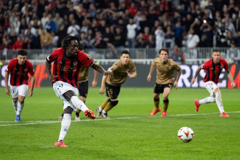 Le Niçois Evann Guessand tire et manque un penalty contre la Real Sociedad, le 25 septembre 2024 à Nice