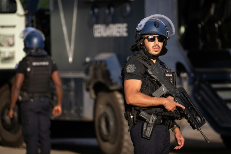 Des gendarmes surveillent le cortège funèbre de Samuel Moekia et Johan Kaidine à Saint-Louis, au nord de Nouméa, en Nouvelle-Calédonie, le 28 septembre 2024