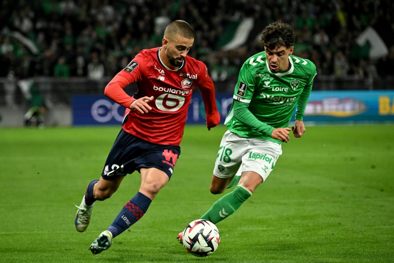 Les attaquants Edon Zhegrova (à gauche) et Mathieu Cafaro lors du match de L1 entre l'ASSE et le LOSC au stade Geoffroy-Guichard de Saint-Étienne le 13 septembre 2024