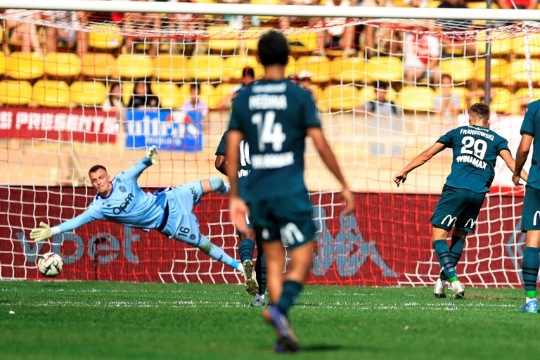 L'attaquant lensois Przemyslaw Frankowski (N°29) marque un pénalty au Stade Louis II de Monaco, lors du match de L1 le 1er septembre 2024.