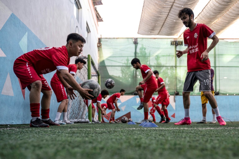 De jeunes Afghans s'échauffent avant leur entraînement de futsal dans un complexe sportif de Kaboul, le 25 septembre 2024