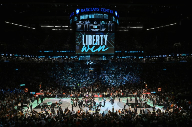 Une vue du Barclays Center, l'arène où joue l'équipe de basket-ball féminin des New York Liberty après une rencontre contre l'équipe Indiana Fever à New York, le 18 mai 2024