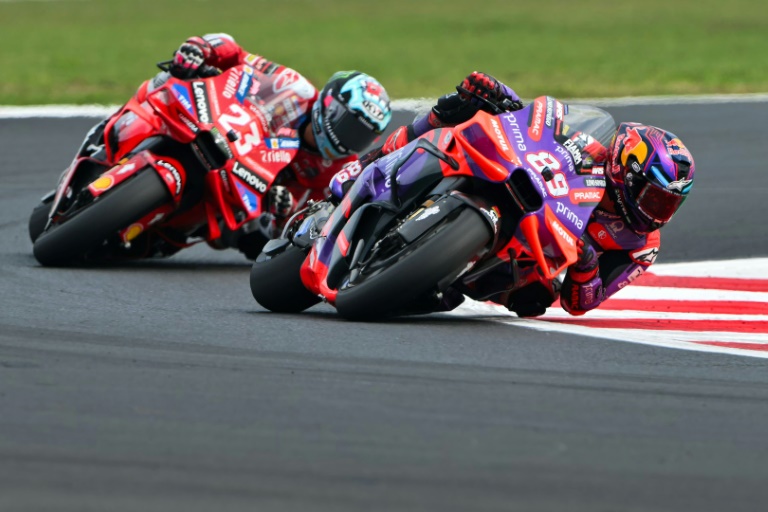 Le pilote espagnol de Ducati-Pramac Jorge Martin (droite) lors du Grand Prix d'Emilie-Romagne, en MotoGP, à Misano le 22 septembre 2024