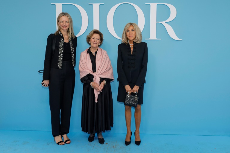 (g-d) Delphine Arnault, PDG de Dior, la reine de Norvège Sonja Haraldsen et l'épouse du président, Brigitte Macron, avant le défilé Dior de la collection prêt-à-porter féminin printemps-été 2025 à la Fashion Week de Paris, le 24 septembre 2024