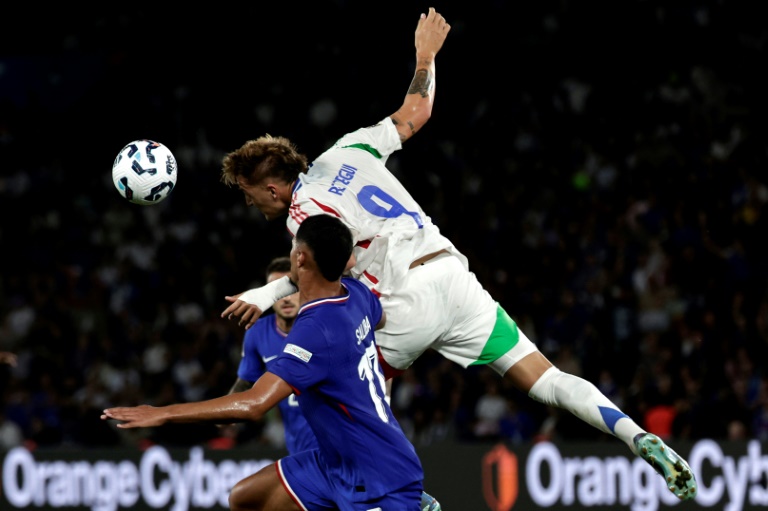 Le défenseur de l'équipe de France, William Saliba, au duel avec l'attaquant italien Mateo Retegui, lors de la défaite des Bleus (3-1) au Parc des princes contre l'Italile lors de la première journée de la Ligue des nations le 6 septembre 2024