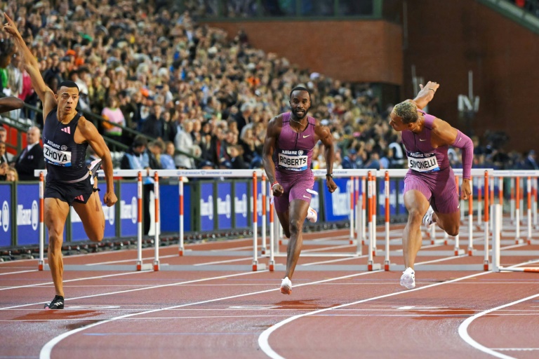 Le Français Sasha Zhoya (à gauche) franchit en vainqueur la ligne d'arrivée du 110 mètres haies devant l'Américain Daniel Roberts (centre) et l'Italien Lorenzo Ndele Simonelli (à droite) lors du Mémorial Van Damme de Ligue de Diamant d'athlétisme à Bruxelles le 13 septembre 2024.