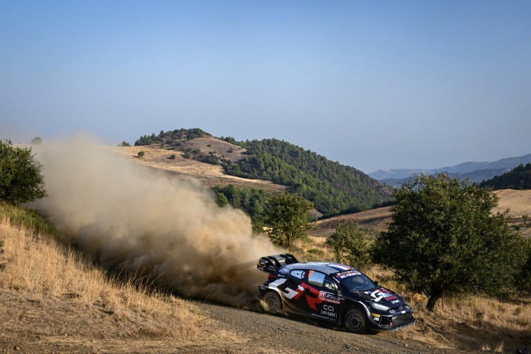 Le Français Sébastien Ogier et son co-pilote  Vincent Landais au volant de leur Toyota au rallye de Grêce le 7 septembre 2024