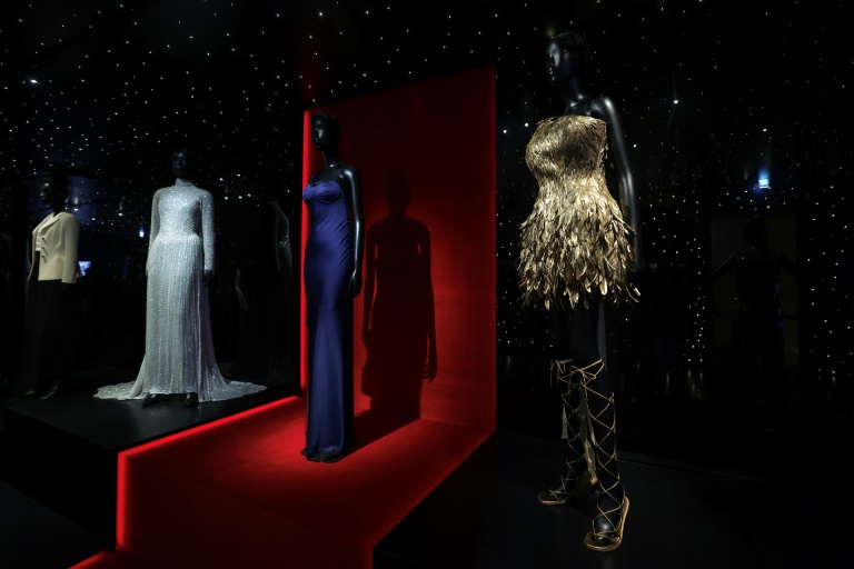 Les robes portées par la chanteuse canadienne Céline Dion (en blanc) et la chanteuse franco-malienne Aya Nakamura (en jaune) lors de la cérémonie d'ouverture des Jeux Olympiques de Paris 2024, exposées à la Maison Dior, à Paris le 2 août 2024