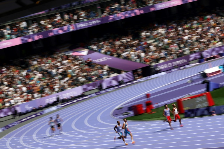 Le Français Timothée Adolphe (au centre) lors des qualifications pour la finale du 400 m hommes T11 le 1er septembre 2024 au Stade de France près de Paris