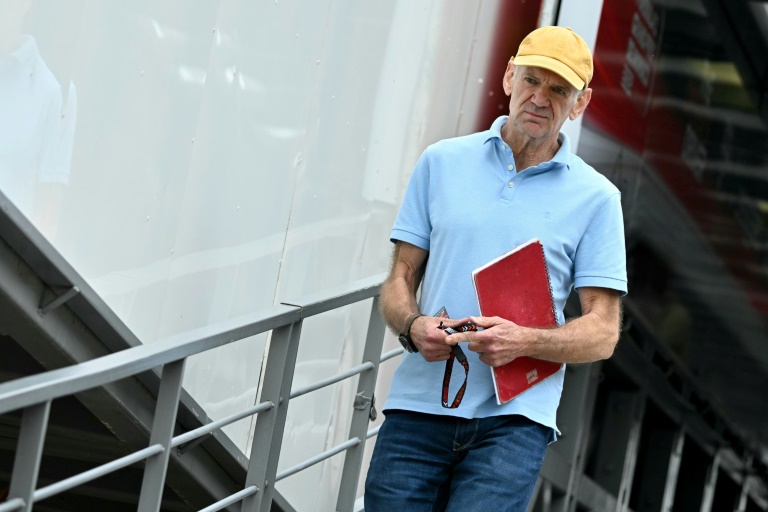 Adrian Newey, directeur technique de Red Bull Racing, arrive dans les stands du circuit de Monaco avant la deuxième séance d'essais du Grand Prix de Monaco de Formule 1, le 24 mai 2024