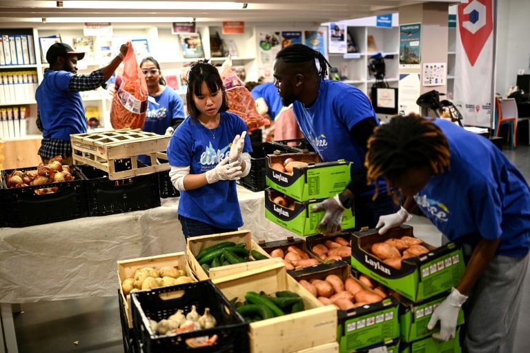 Des bénévoles de l'association Linkee préparent une distribution de colis d'aide alimentaire pour des étudiants, le 24 septembre 2024 à Bordeaux