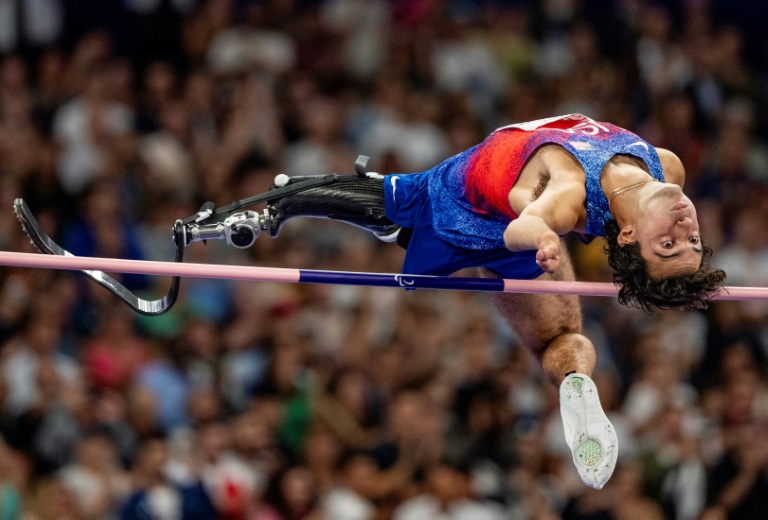 L'Américain Ezra Frech pendant l'épreuve de saut en hauteur T63 qu'il a remportée au stade de France lors des Jeux paralympiques de Paris le 3 septembre 2024