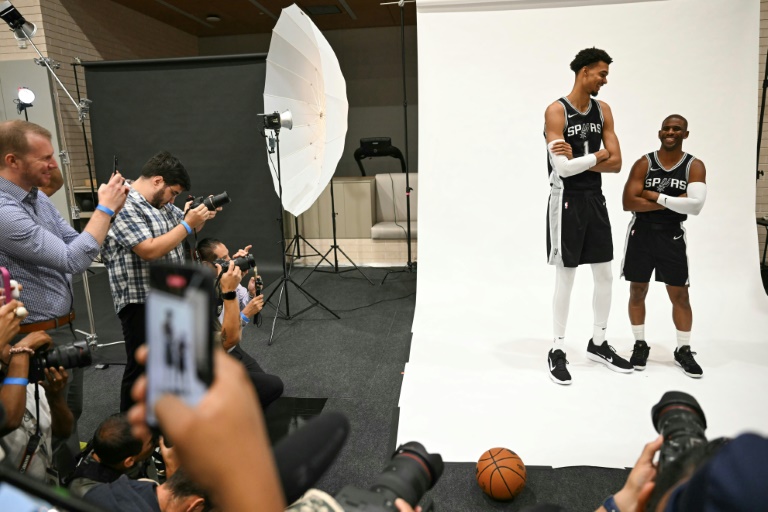 Wemby et le meneur vedette Chris Paul posent devant les photographes lors de la rencontre avec la presse à San Antonio, le 20 septembre 2024