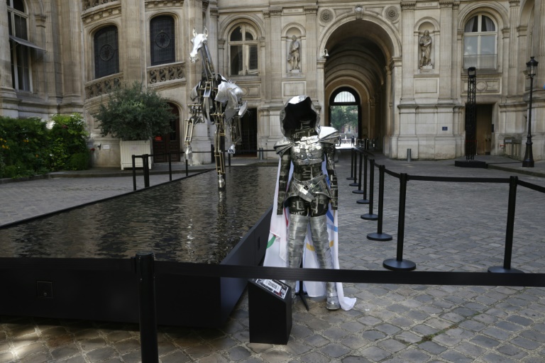 Zeus, le cheval en métal de la cérémonie d'ouverture des Jeux Olympiques de Paris 2024, et la tenue de sa cavalière, exposés dans la cour de l'Hôtel de Ville, le 29 août 2024 à Paris