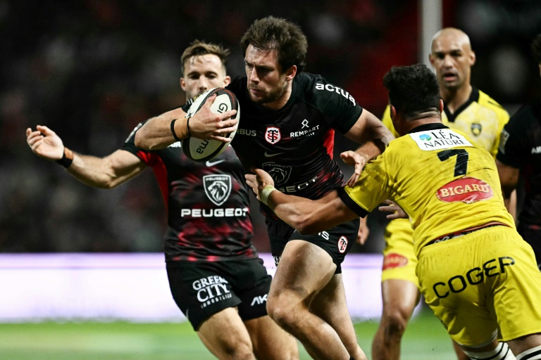 Le centre toulousain Pierre-Louis Barassi (au centre) face à la Rochelle, le 15 septembre 2024 au stade Ernest Wallon