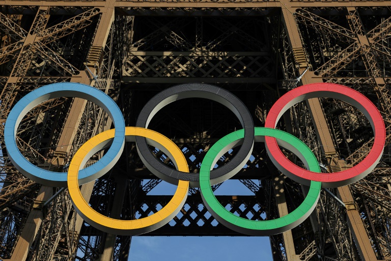 Les anneaux olympiques sur la tour Eiffel à Paris, le 6 septembre 2024