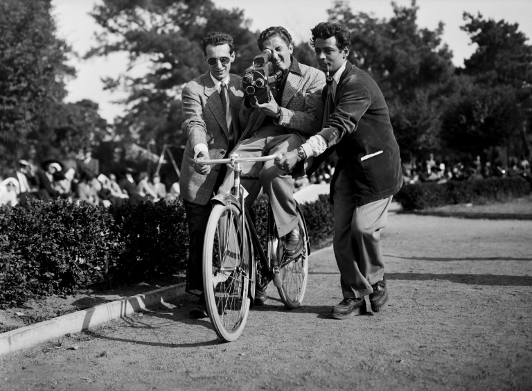 Le journaliste Pierre Sabbagh (d), qui présentera le premier journal télévisé le 29 juin 1949, en compagnie d'autres journalistes de la RTF au Jardin d'acclimation, le 21 juin 1949 au bois de Boulogne, près de Paris