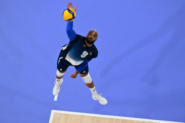 Earvin Ngapeth, ici au service sous les oculeurs de l'équipe de France, le 5 août 2024, lors du tournoi olympique de volley ball à Paris