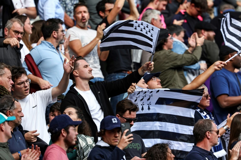 Des supporters du RC Vannes à la fin du match de Top 14 contre le Stade français, à Paris, le 14 septembre 2024