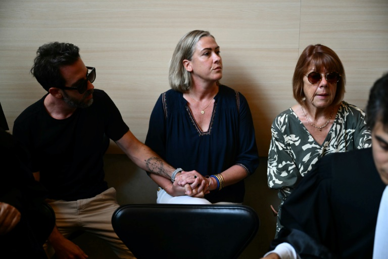 Gisele Pelicot (d) est assise à côté de sa fille Caroline Darian (centre) et de son fils (g) au palais de justice d'Avignon, le 2 septembre 2024