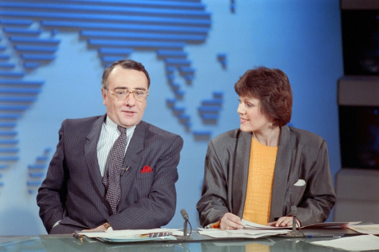 Les journalistes Yves Mourousi et Marie-Laure Augry sur le plateau du Journal télévisée de TF1, le 17 février 1988 à Paris