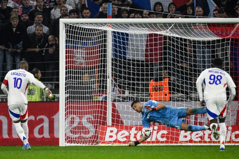 Le gardien de Marseille Geronimo Rulli a sauvé un pénalty tiré par l'attaquant de Lyon Alexandre Lacazette le 22 septembre 2024 à Lyon