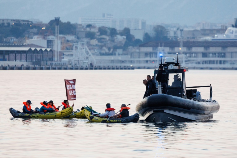 Un bateau de la gendarmerie maritime s'approche des embarcations de militants des collectifs Stop croisières et Extinction Rebellion qui bloquent des navires de croisière à l'entrée du port de Marseille, le 21 septembre 2024