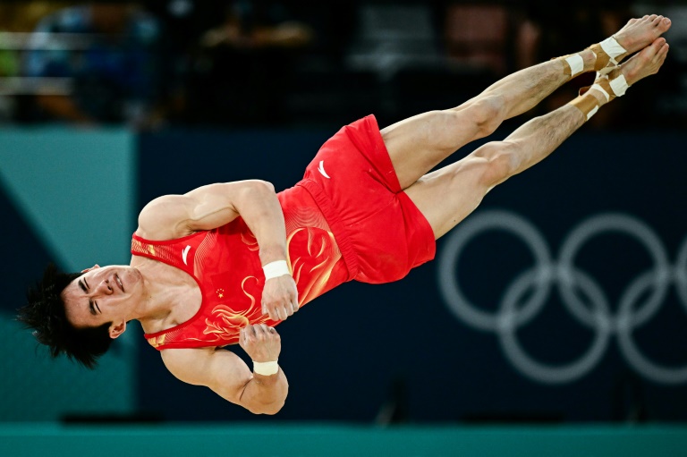 Le Chinois Zhang Boheng participe à l'épreuve au sol de la finale du concours général masculin de gymnastique lors des Jeux Olympiques de Paris, le 31 juillet 2024