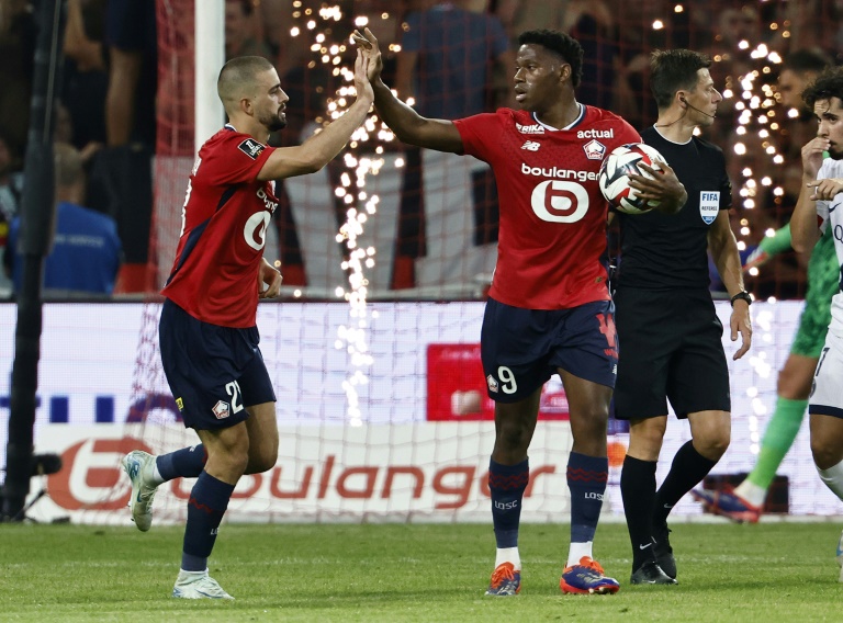 Les attaquants lillois Edon Zhegrova (à gauche) et Jonathan David se congratulent après leur but contre le PSG en L1 au stade Pierre-Mauroy de Villeneuve-d'Ascq le 1er septembre 2024 en France