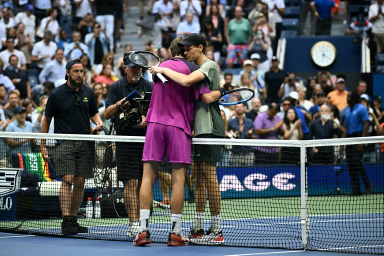 L'Italien Jannik Sinner (droite) et le Britannique Jack Draper se saluent après la victoire du premier en demi-finale de l'US Open, le 6 septembre 2024 à New York