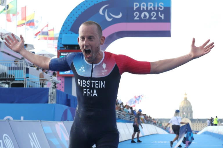 Le Français Jules Ribstein célèbre son titre paralympique en triathlon (catégorie PTS2) le 2 septembre 2024 à Paris