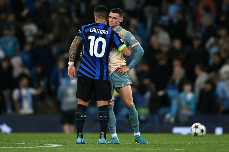 L'attaquant de l'inter Milan Lautaro Martinez salue le milieu de Manchester City Phil Foden, à la fin de leur match en Ligue des champions, le 18 septembre 2024 à l'Etihad Stadium