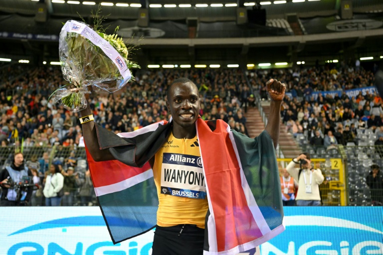 Le Kenyan Emmanuel Wanyonyi après sa victoire en finale du 800m de la Ligue de diamant dans le stade Roi Baudouin à Bruxelles le 14 septembre 2024