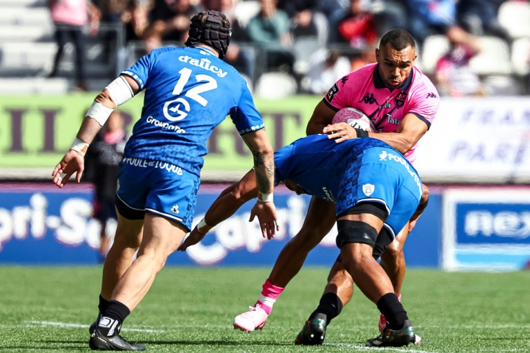 Le centre du Stade français Joe Marchant (à droite) est plaqué lors du match de Top 14 contre Vannes, à Jean Bouin, le 14 septembre 2024