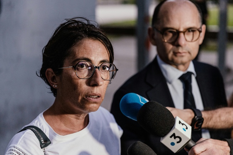 La maire d'Echirolles, Amandine Demore s'adresse à la presse lors d'une opération faisant suite à plusieurs jours de fusillades liées à la drogue, dans l'agglomération grenobloise, à Echirolles, le 21 août 2024