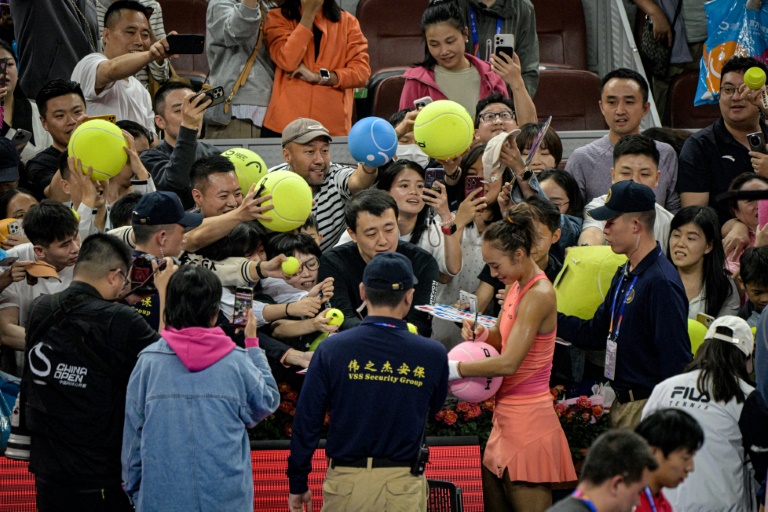 Zheng Qinwen signe des autographes à ses fans à Pékin, le 28 septembre 2024